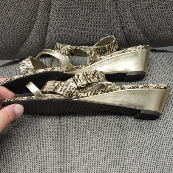 Tahari Wedge Sandles snakeprint 9M - Picture 2 of 7